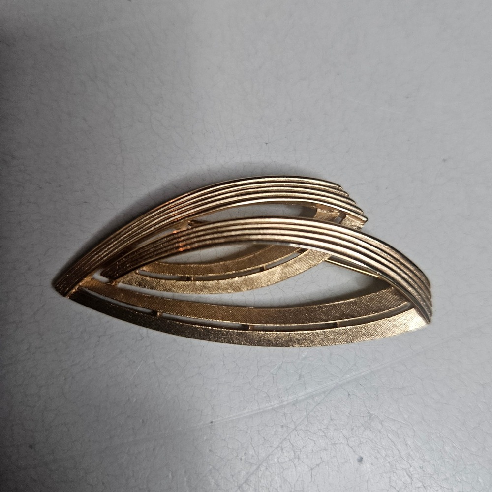 Vintage Trifari Gold Tone Layered Leaf Brooch Pin Textured Mid Century Modern